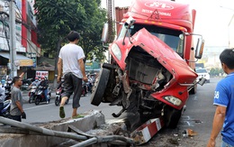 Container đâm sầm vào lan can hầm chui ngã tư Vũng Tàu, quốc lộ 51 ùn ứ