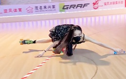 Hot girl patin 'đốn chân' chàng trai