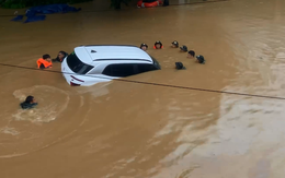 Lũ lớn trong đêm, thành phố Hà Giang ngập sâu, có nhà ngập tới nóc