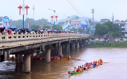 Thuyền rồng lật úp vì cả đội mạnh ai nấy chèo