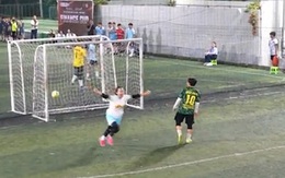 Nữ thủ môn bắt penalty bị thủng lưới vì ăn mừng sớm