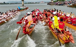 Chính quyền xin... rút kinh nghiệm vì bắt buộc dân đóng quỹ đua thuyền