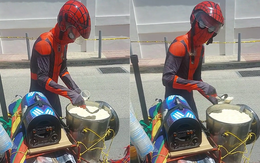 Spiderman chạy xe máy bán tàu hủ dạo