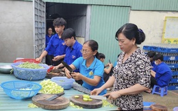 Bếp nhà trường đỏ lửa từ sáng sớm, nấu cơm tặng thí sinh vùng quê Cần Thơ thi tốt nghiệp