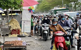 Hàng rong, xe ba gác vây kín vỉa hè ngã tư Nguyễn Văn Linh - Phạm Hùng