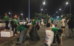 Rác ngổn ngang sau pháo hoa Đà Nẵng, bao giờ hết cảnh người xả người đi dọn?