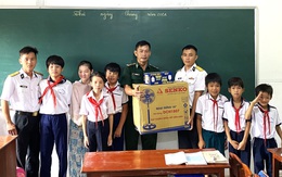 Trạm ra đa 615 tặng quà lớp học tình thương đảo Hòn Chuối