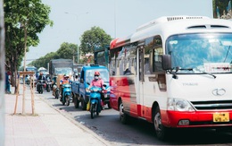 Ô tô giành hết đường, xe máy còn chỗ đâu mà chạy