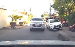 Tài xế lùi ô tô 'quá nhanh quá nguy hiểm'