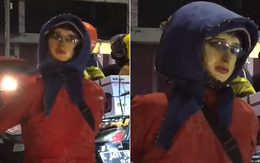 Chiếc mũ bảo hiểm khiến người đi đường lạnh sống lưng