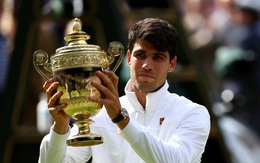 Alcaraz thắng dễ Djokovic để bảo vệ chức vô địch Wimbledon