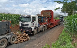 Dân chia ca canh giữ, không cho đoàn xe chở cánh quạt điện gió di chuyển