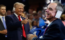 Băng tai của ông Donald Trump thành 'trend thời trang'
