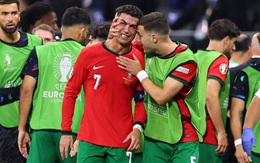 Ronaldo bật khóc nức nở vì đá hỏng phạt đền