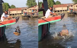 Chàng trai bị chơi khăm khi nằm mắc võng hóng mát trên sông