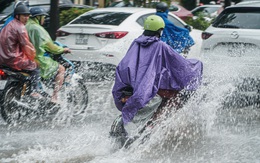 Đường Hà Nội ngập sâu từ sáng, nhiều người phải xin nghỉ làm