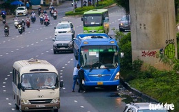 Xe buýt dừng bấm còi ở khu vực trung tâm TP.HCM trong hai ngày Quốc tang