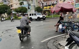 Đi theo chú nè, gác chân chống xe lên cháu ơi..., đời sao dễ thương quá đỗi!