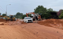 Cát đỏ ở Phan Thiết lại tràn xuống, chia cắt đường sau cơn mưa lớn