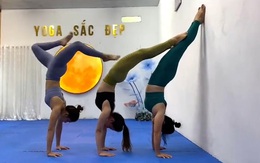 Cười sảng với màn trồng chuối lỗi của chị em khi tập yoga