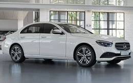 Tin tức giá xe: Mercedes-Benz E-Class giảm tới 250 triệu, dễ cạnh tranh hơn trước BMW 5-Series