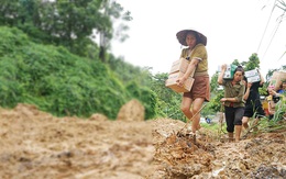 Ấm lòng những suất quà của bạn đọc Tuổi Trẻ đến vùng lũ