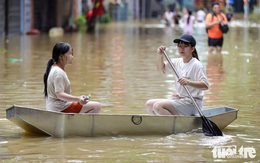 Người làng gốm Bát Tràng dùng thuyền đi lại trong nước lũ