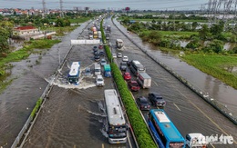 Ô tô ‘bơi’ trên cao tốc Pháp Vân - Cầu Giẽ do ngập lụt