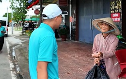 Cụ bà lượm ve chai ủng hộ tiền cho đồng bào vùng lũ