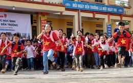 Ba lô mới, vở bút mới và nụ cười của học sinh vùng lũ Trấn Yên