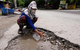 Đường Lò Lu ở Thủ Đức đầy 'hố bom' sâu hơn gang tay