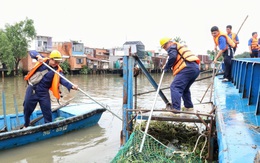 100 đoàn viên thu gom rác trên kênh Đôi, tặng áo phao cho bến đò