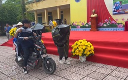 Màn tái hiện tình huống giao thông siêu hài của các học sinh