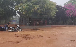 Hễ mưa lớn, cát đỏ trên đồi ở Phan Thiết lại tràn xuống ngập đường