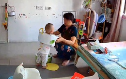 Bà hú hồn vì cháu nghịch dại