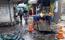 Hẻm ngập nửa tháng, đường như ‘ao cá’ ở Bình Tân: Trước mắt thường xuyên nạo vét cống