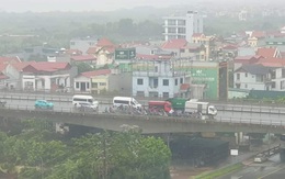 Ô tô nối đuôi nhau che gió để xe máy qua cầu Nhật Tân giữa bão Yagi