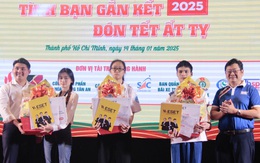 Một trường đại học ở TP.HCM tặng hơn 2,6 tỉ đồng quà, vé xe Tết, học bổng cho sinh viên