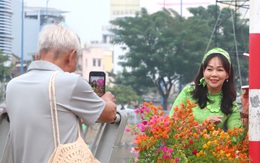 Người người đổ về chợ hoa xuân Bình Đông: Hoa trái ngập tràn, chỉ lo thiếu người mua