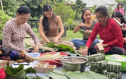 Đến Thảo Điền học gói bánh chưng, cách kho thịt với lá mít và bày mâm cơm Tết