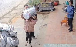 Cô gái hụt hẫng khi giúp chàng trai hạ bao hàng