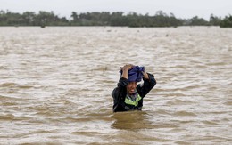 Hình ảnh người dân không thể quên ở một trong những nơi ngập lụt sâu nhất miền Trung