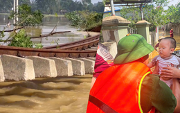 Nền đường sắt bị cuốn trôi, hàng trăm hộ dân Hà Nội bị cô lập trong biển nước