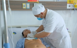 Suýt chết vì máy xịt nước áp lực cao văng vào cổ