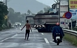 Khống chế thanh niên ngáo đá cầm thanh sắt 'múa võ' la hét giữa đường