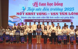 Từ căn nhà nghèo, các tân sinh viên theo lời hứa với cha mẹ đến giảng đường