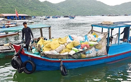 Thu gom rác trên vịnh Vũng Rô 4 tháng qua, một mô hình người dân 'thích hợp tác'