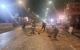 Truy tìm tài xế xe tải làm đổ 3 tấn củ mì rồi bỏ đi, khiến nhiều xe máy trượt ngã