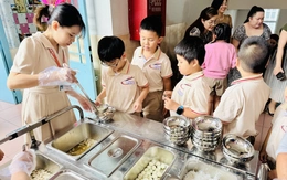 Trường học mời phụ huynh học cùng con, chứng kiến bữa ăn bán trú
