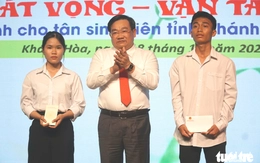 Chủ tịch và Phó chủ tịch tỉnh Khánh Hòa tặng 20 triệu cho 2 SV mồ côi cha và cha mắc tâm thần
